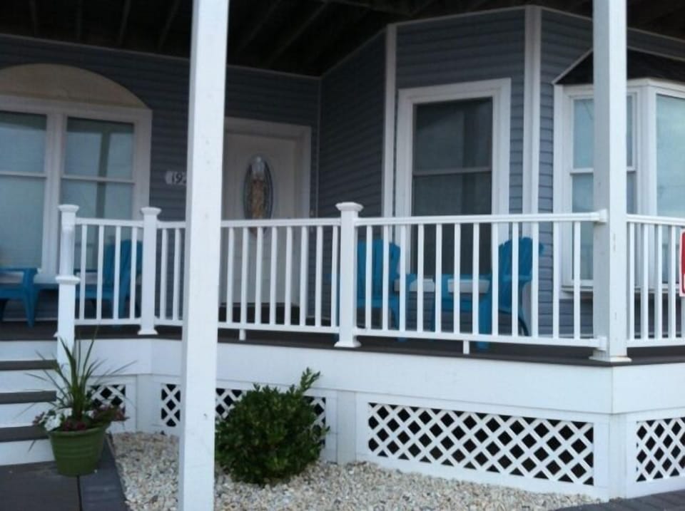 Front Entrance w Porch 