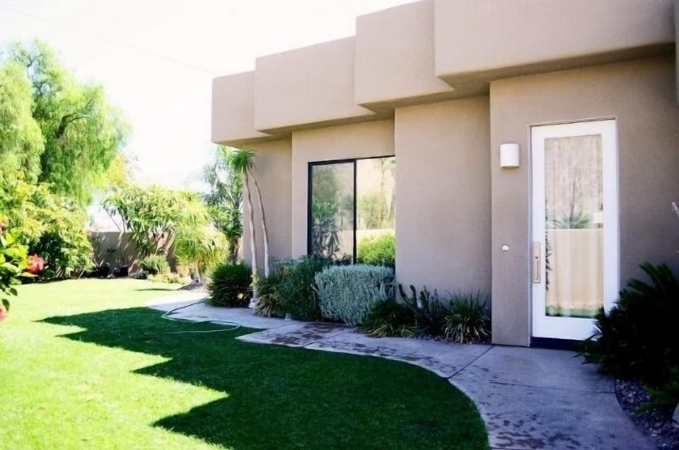 Modern design and fully enclosed for privacy