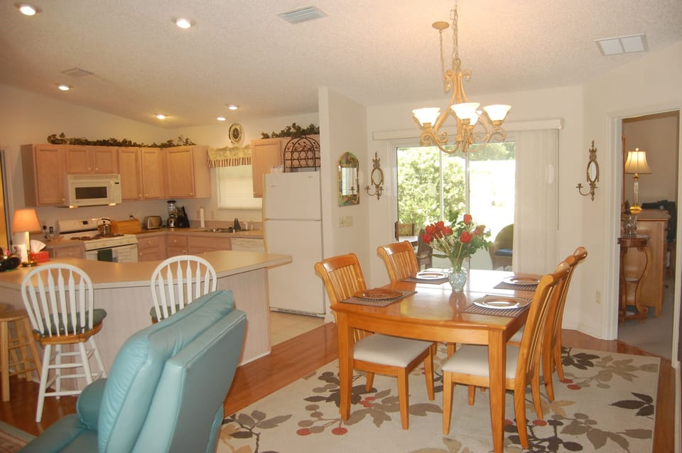 Kitchen Counter, Kitchen and Dining Area for up to six. (with Extension)