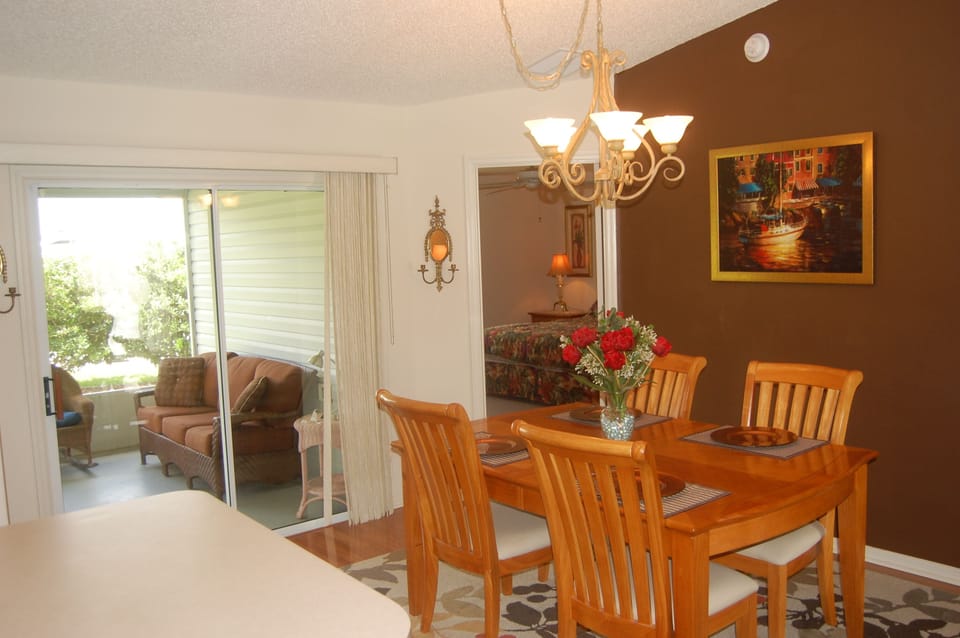 Dining area will accommodate up to 6 with Extension