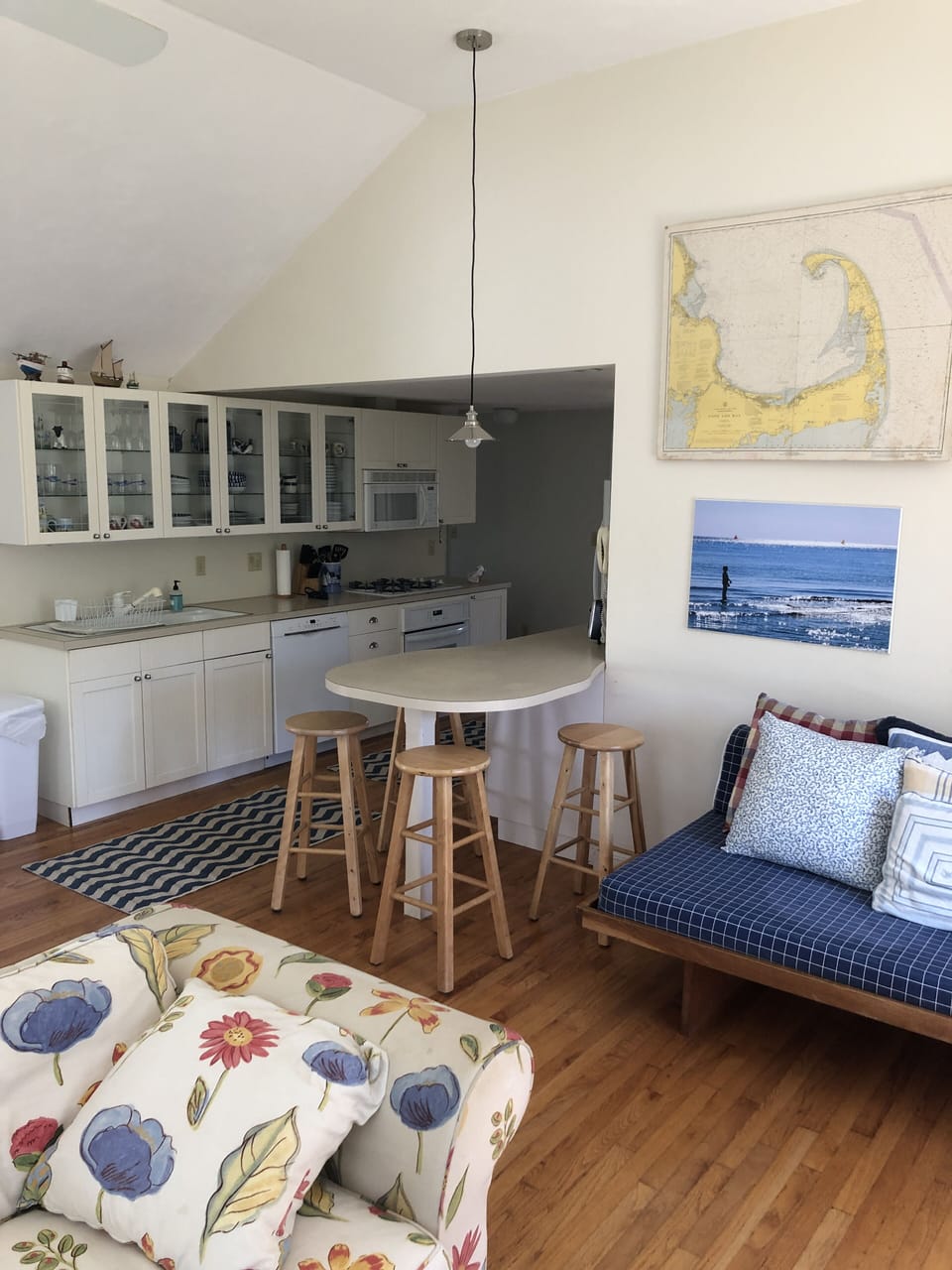 Looking at the kitchen area. 
