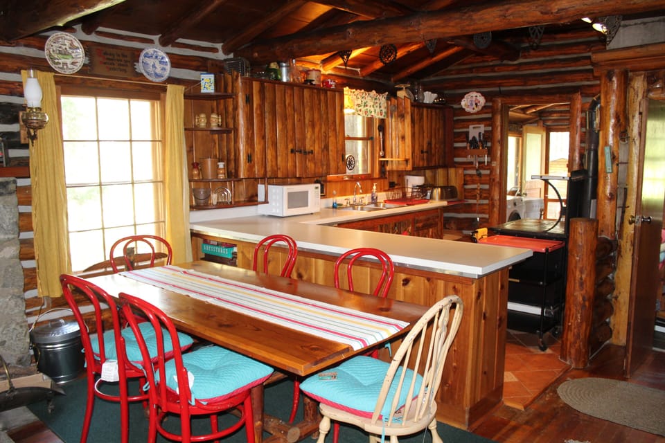 Kitchen and dining area.