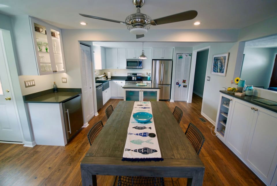 Brand new eat-in kitchen with all new appliances