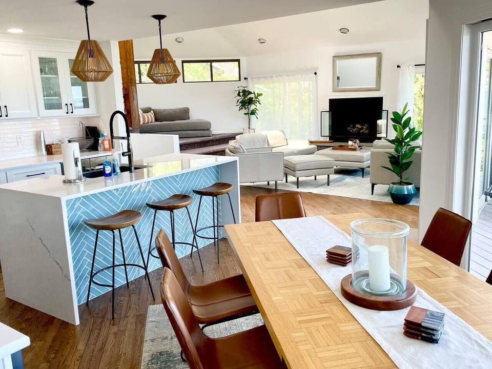 Beautifully furnished and recently renovated, this home sleeps 10 guests in 5 bedrooms