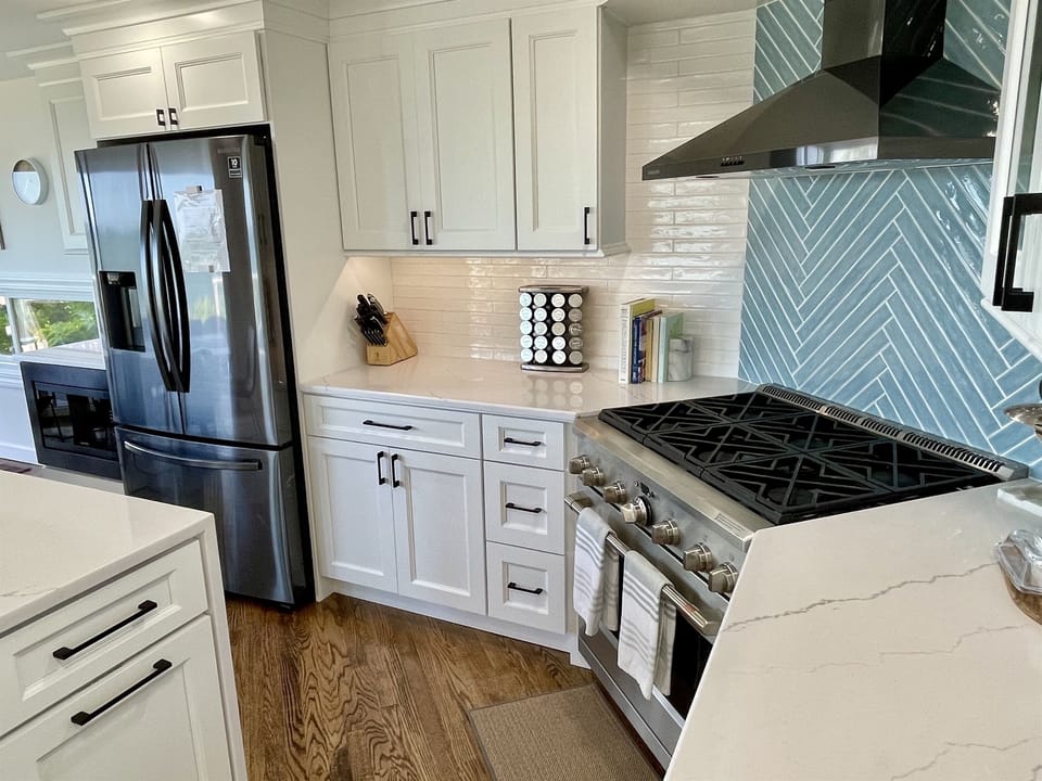 There is a 6-burner gas oven and plenty of cookware and tableware