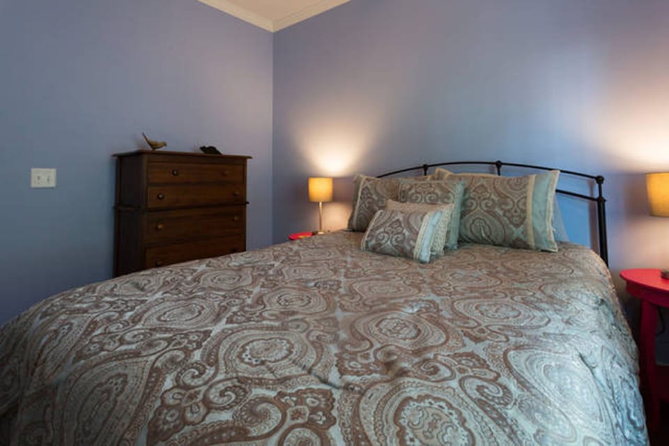 Bedroom 1 - queen size bed