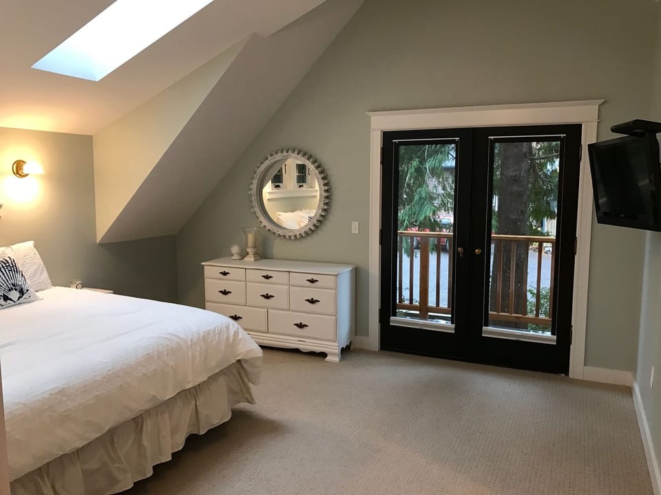2nd floor master king bedroom with balcony