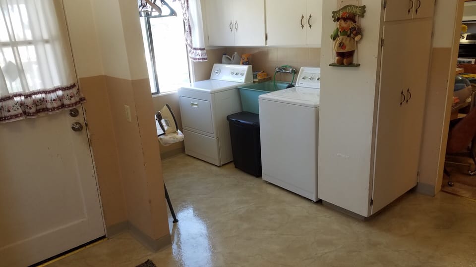 Laundry room/entry