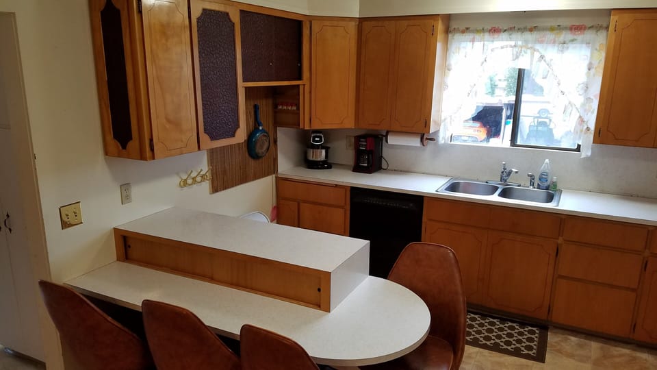 Kitchen with eat-in counter seating for 4