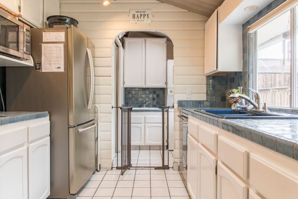 Full kitchen including dishwasher