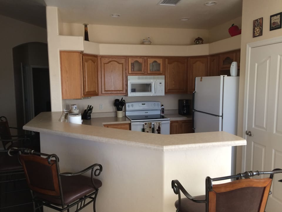 Fully Equipped Kitchen with Eat-At Bar!