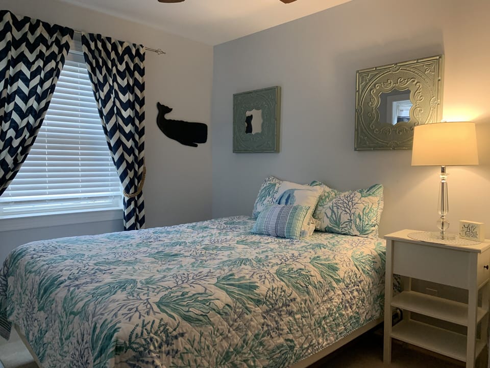 Bedroom 2 (queen)