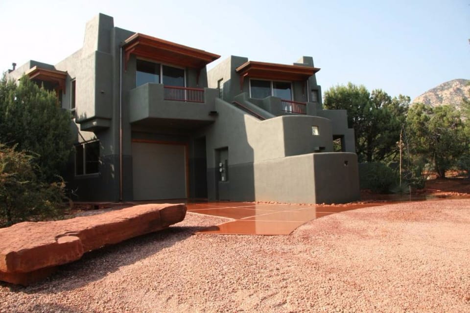 Brand new modern detached casita with 360 degree Red Rock views!