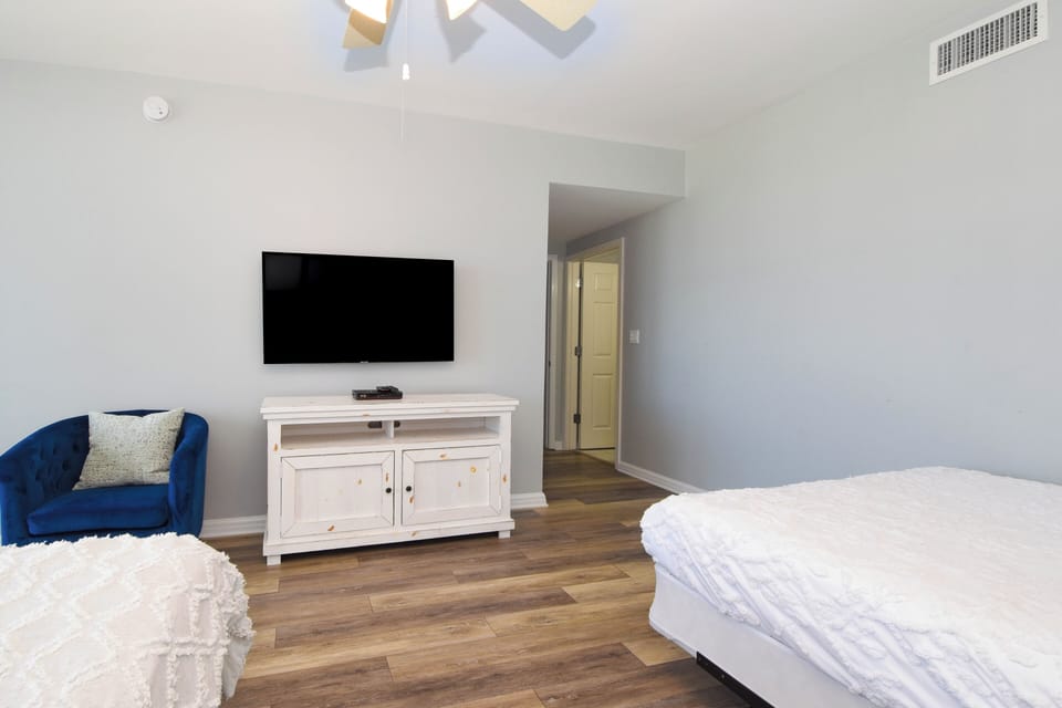 Silver Shells St. Maarten 1204 - Guest Bedroom with TV and Attached Bathroom