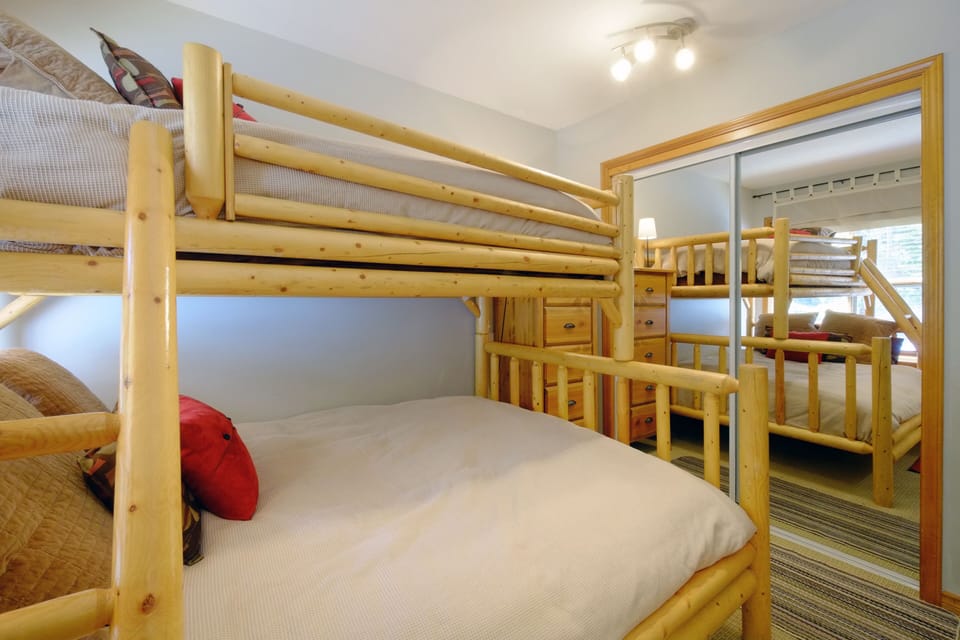 Another view of the bunk bedroom.