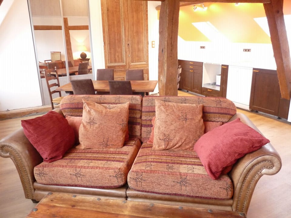 Comfortable air-conditioned 
salon-dining area