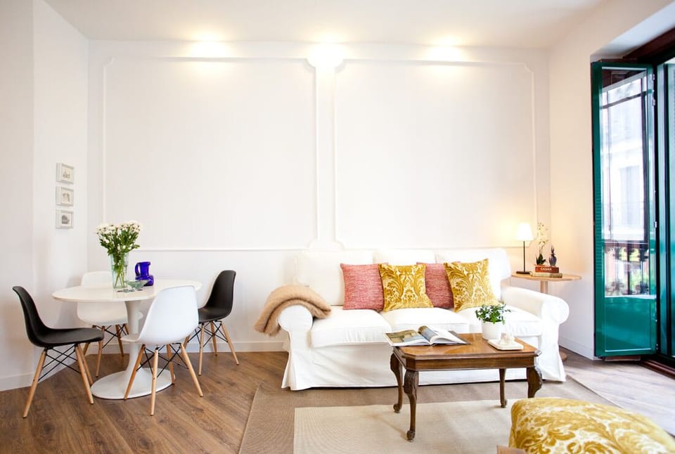 Eclectic decoration for an Elegant and spacious suite