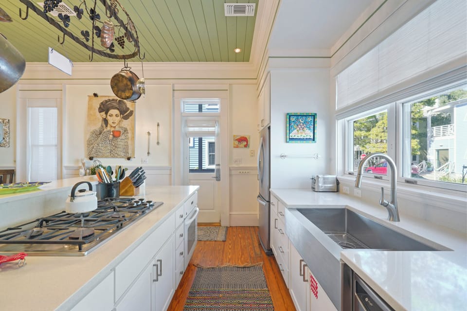 QUARTZ COUNTERS AND FARMHOUSE SINK