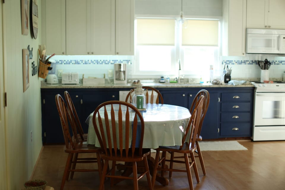 Kitchen; Seats 6