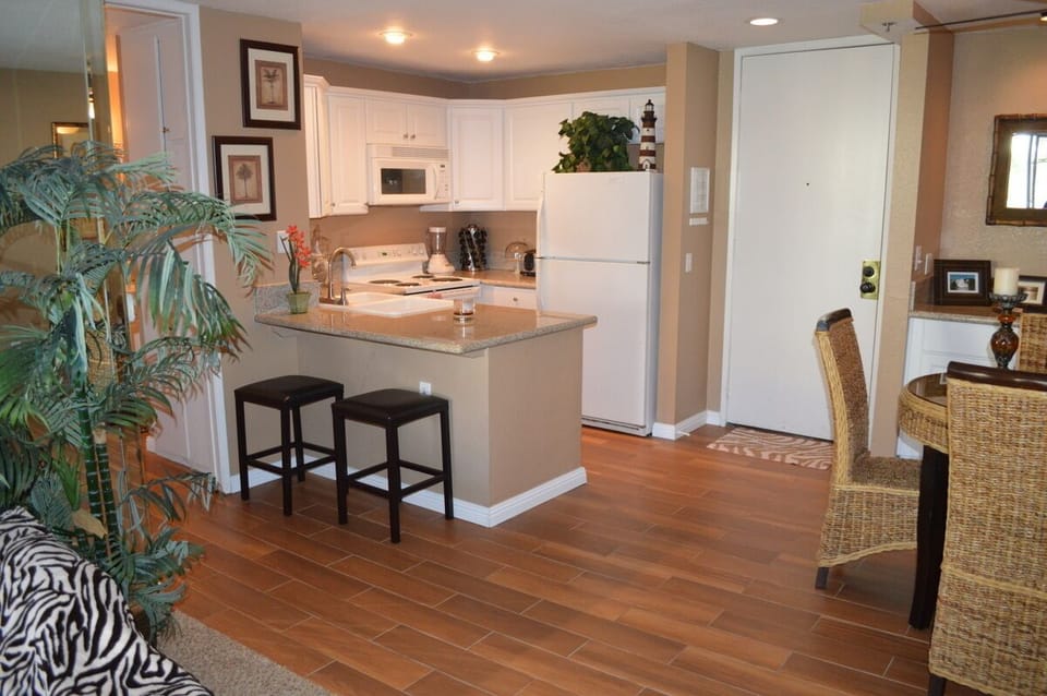 Remodeled D 109 kitchen (old picture) it has been re-painted.