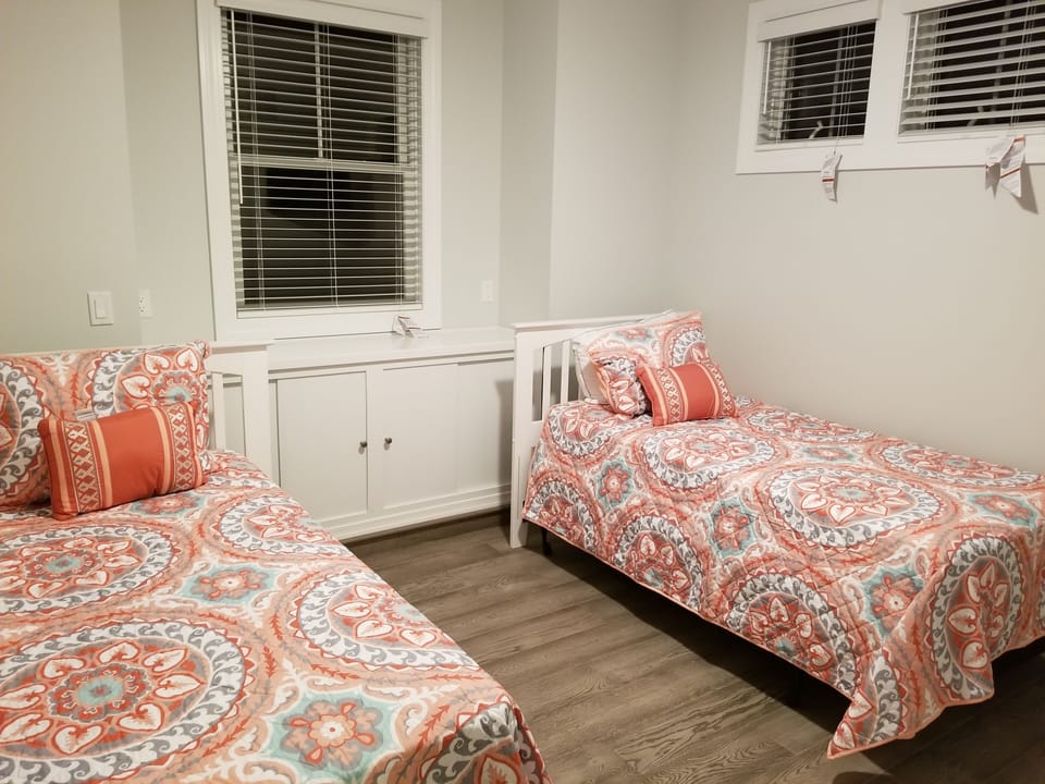 Bedroom with 2 twin beds