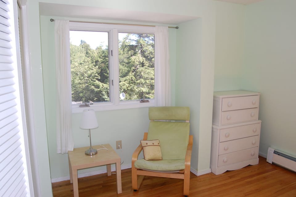 reading nook in lakeside bedroom