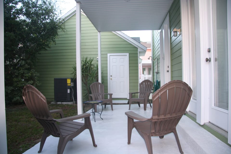 first floor master suite & kitchen under roof lanai, quite & private :), 