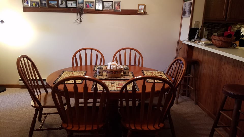 Dining Room- seats 6