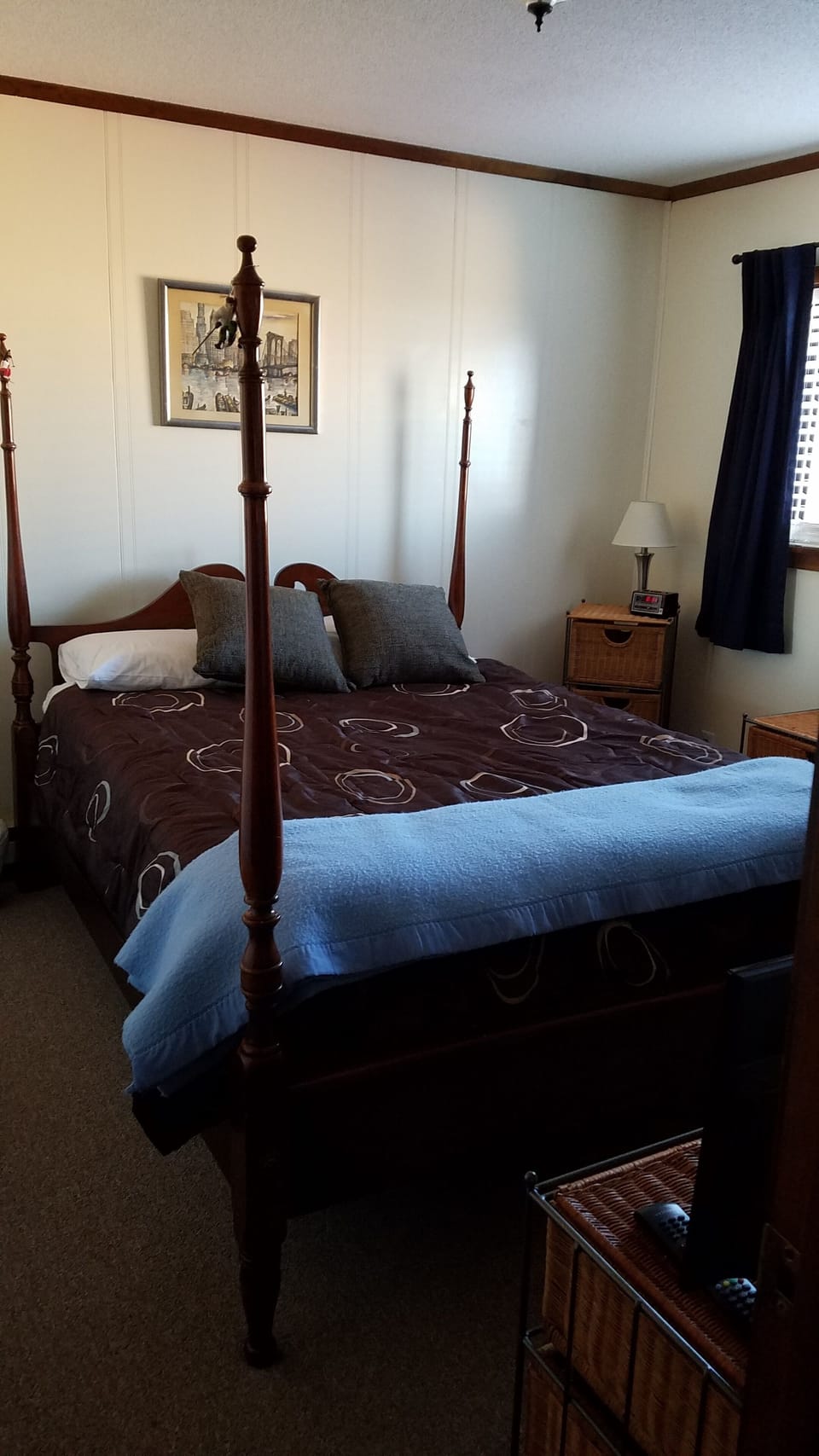 Guest Bedroom- queen sized bed