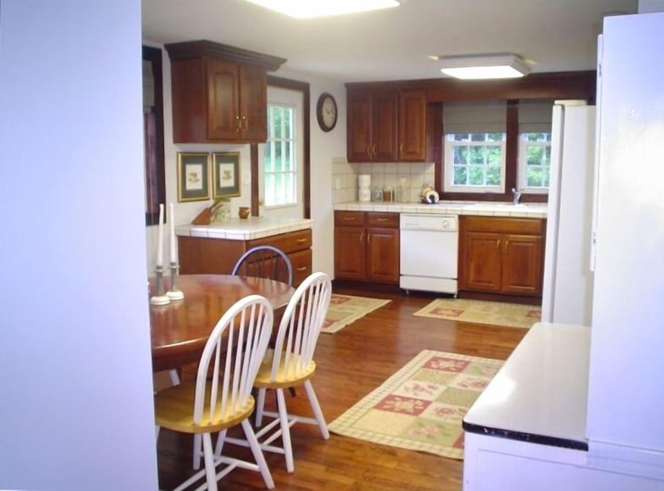 Large spacious full kitchen with seating for six.....