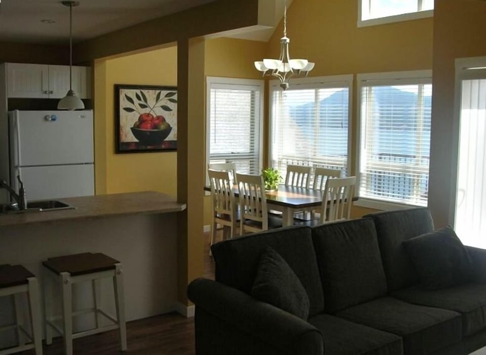 Kitchen & Dining Areas