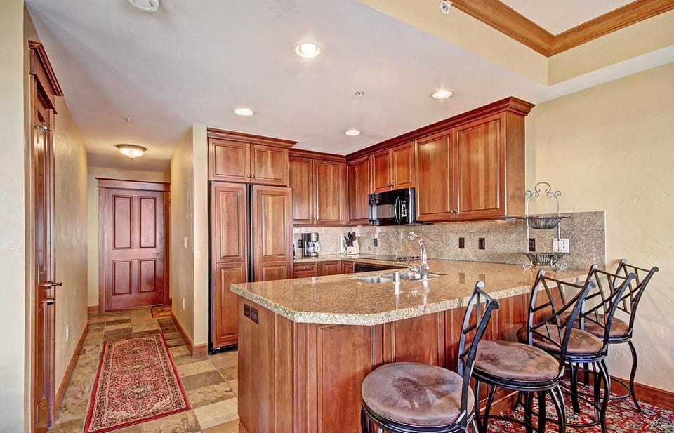 Additional 4 seats at the breakfast bar