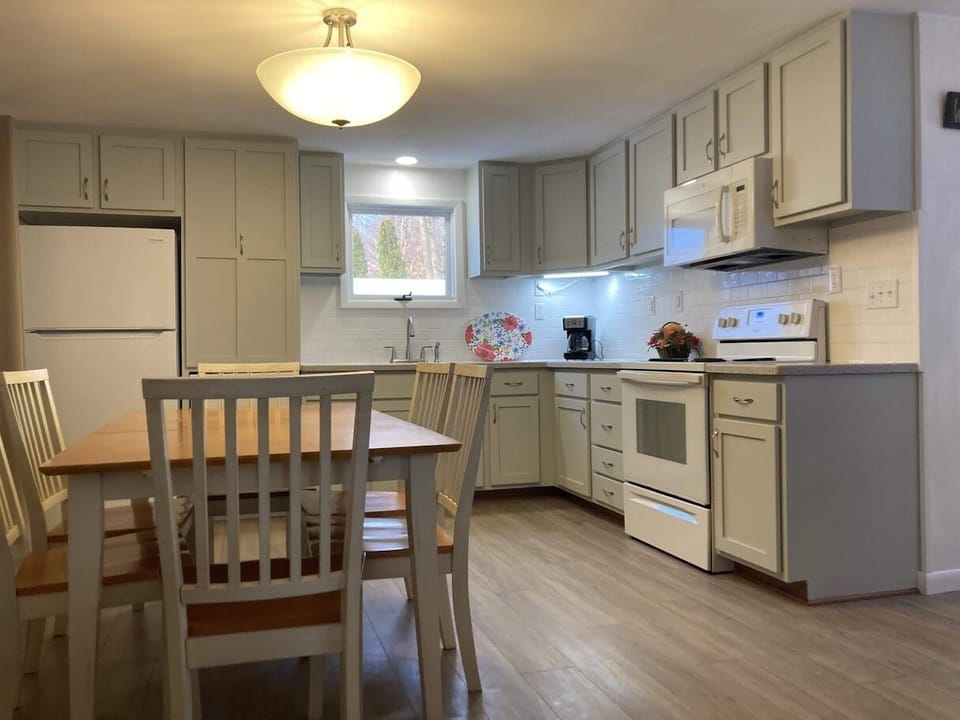 2024 updated kitchen with dishwasher 