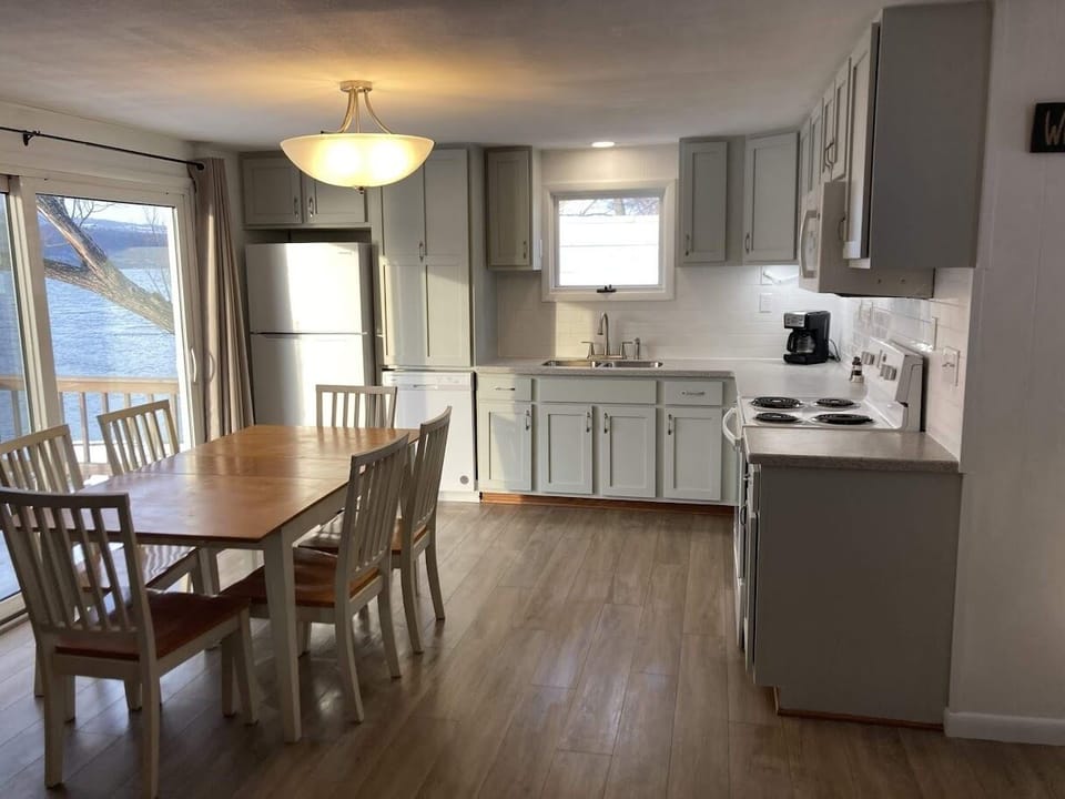 2024 updated kitchen with dishwasher 