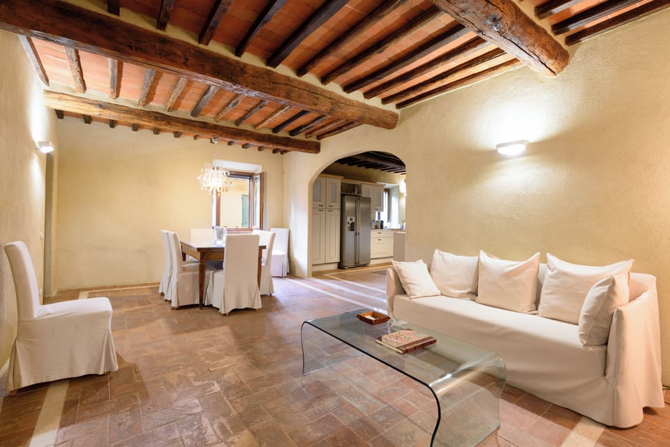 Entrance area towards dining room and kitchen