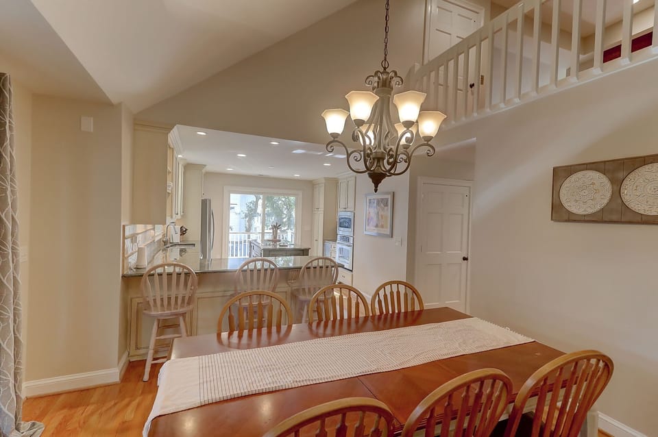 Dining Area- can seat 8