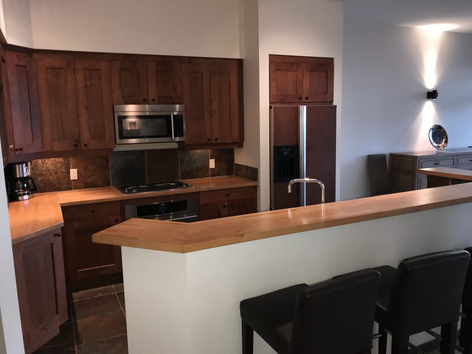 Custom kitchen with Jenn Air appliances: full oven, 4 burner cooktop, fridge-DW.