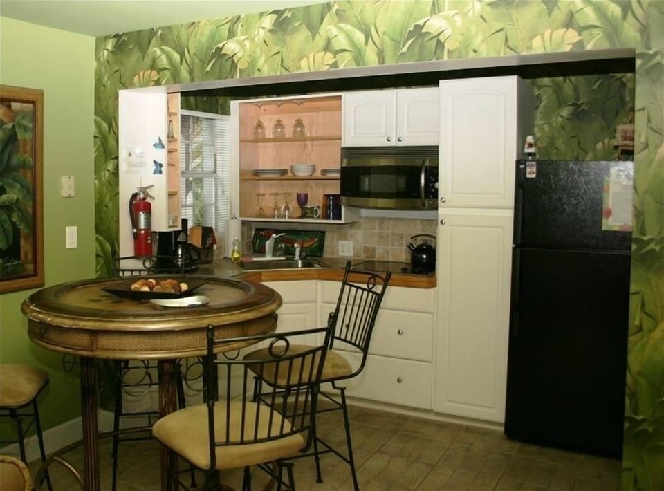 Poolside Suite - Dining/Kitchen Area