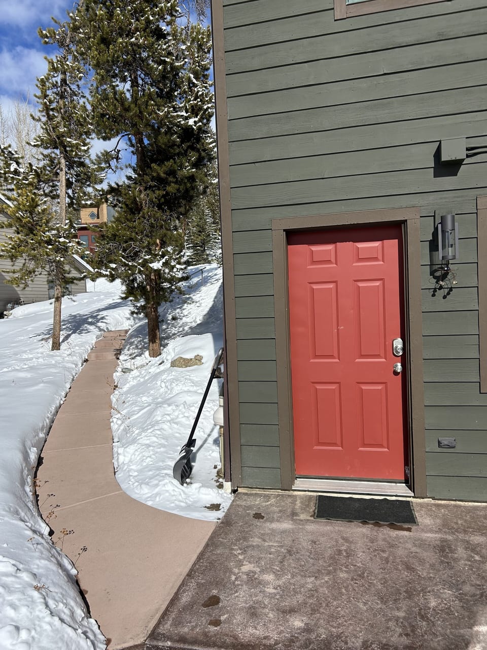 Walkway to door of apartment 
