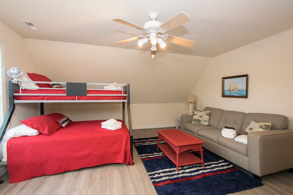 Large room for the kids. Bath just down the hall
