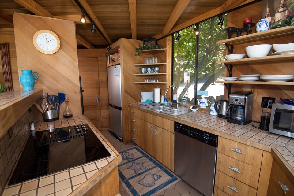 Chef's kitchen, double ovens, microwave, kitchen inventory available.