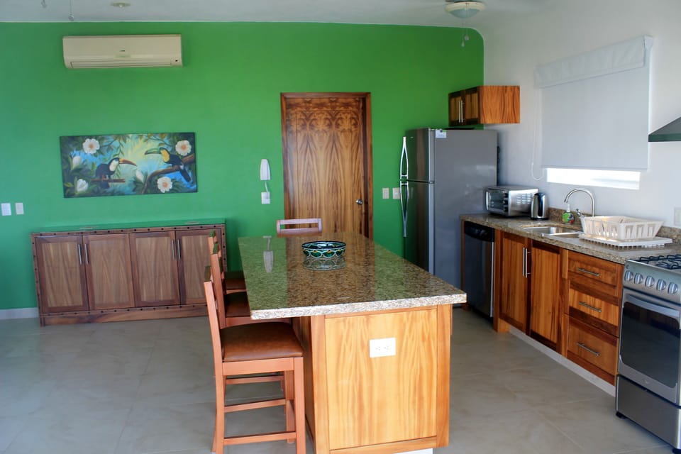 Seating for 4 around the kitchen island.