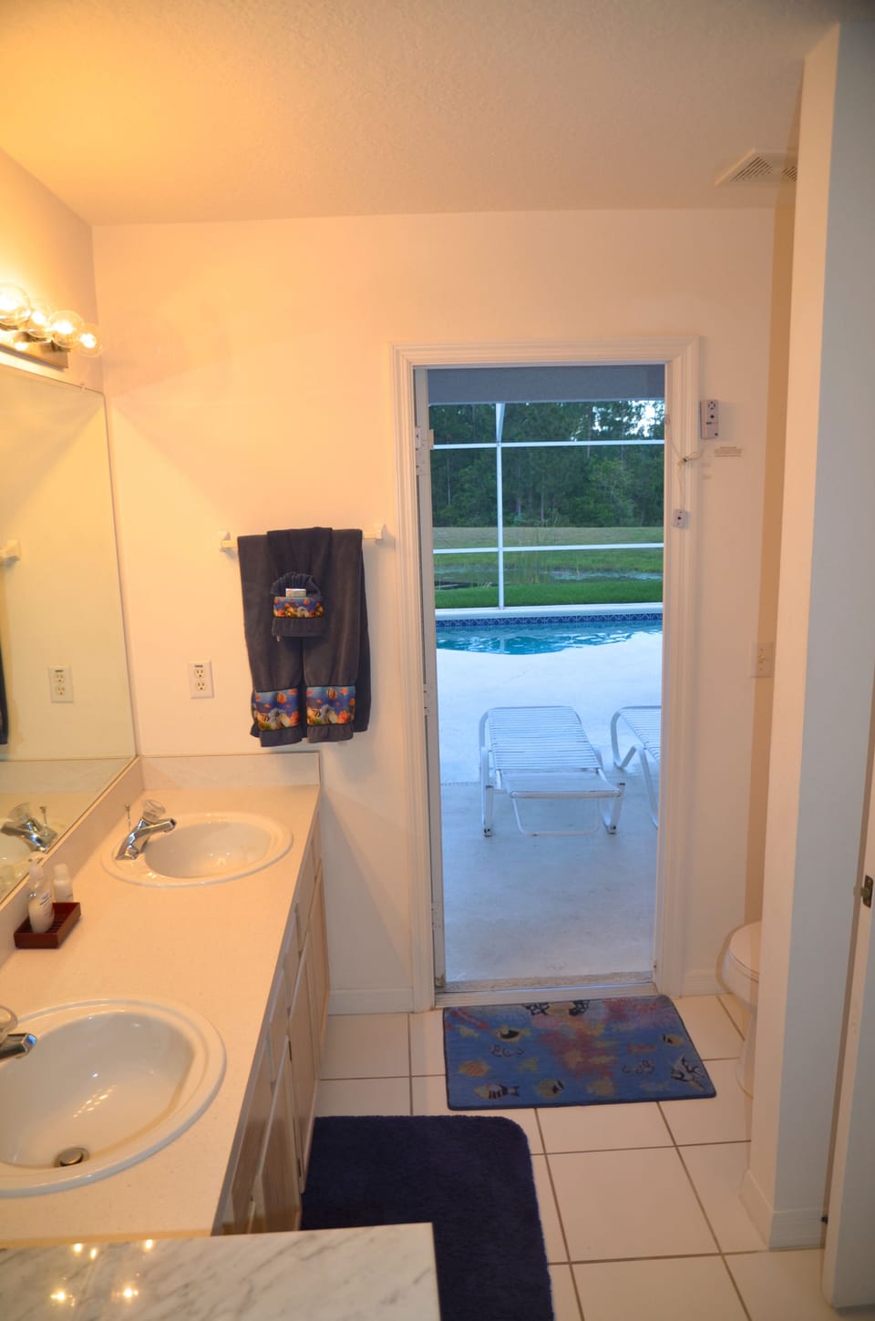 Master bedroom's bathroom with direct access to the pool area