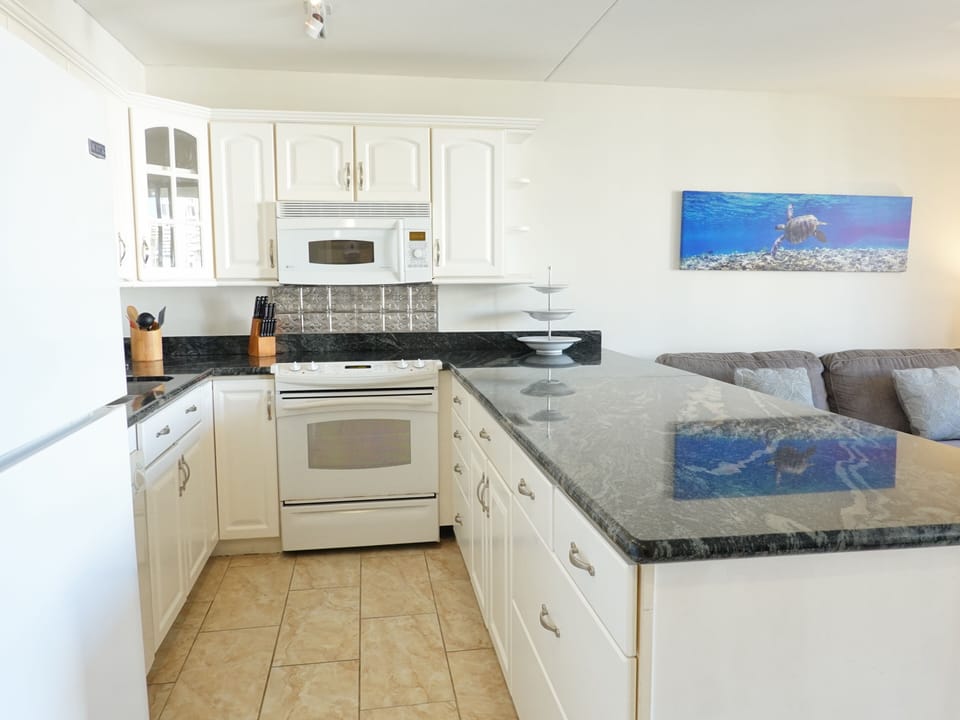 Full kitchen complete with dishwasher