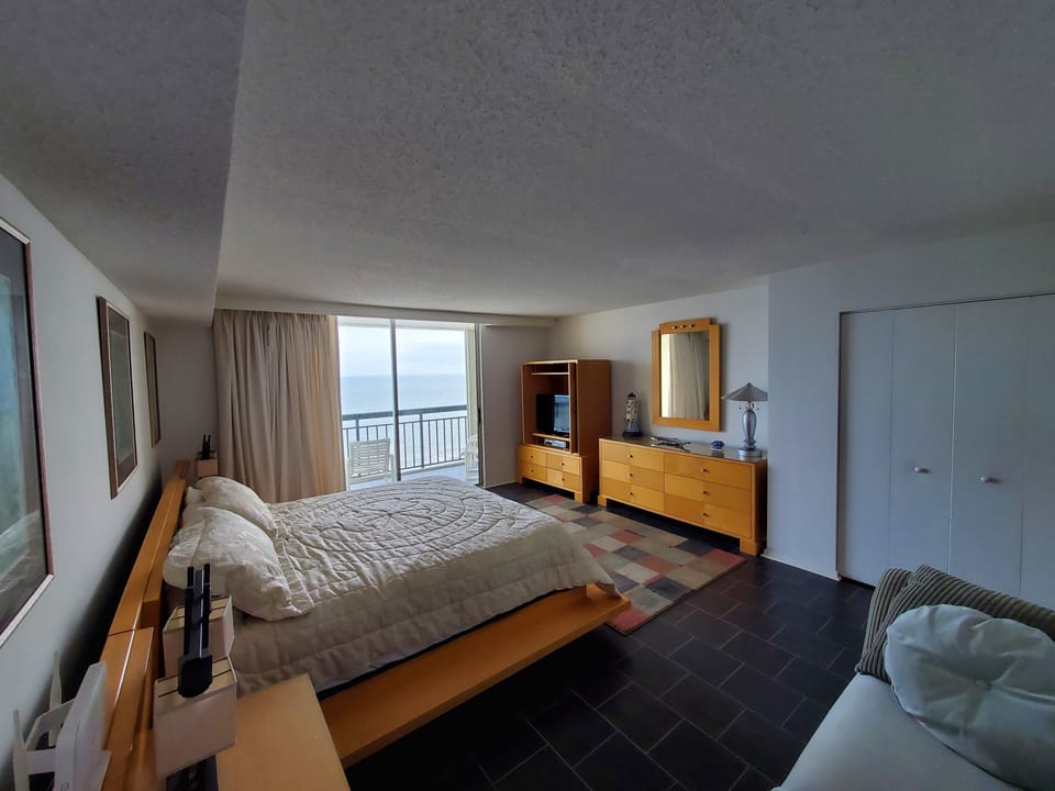 Spacious Master BR suite with private direct ocean front balcony!