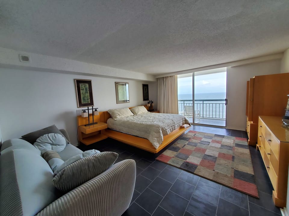 Spacious Master BR suite with private direct ocean front balcony!