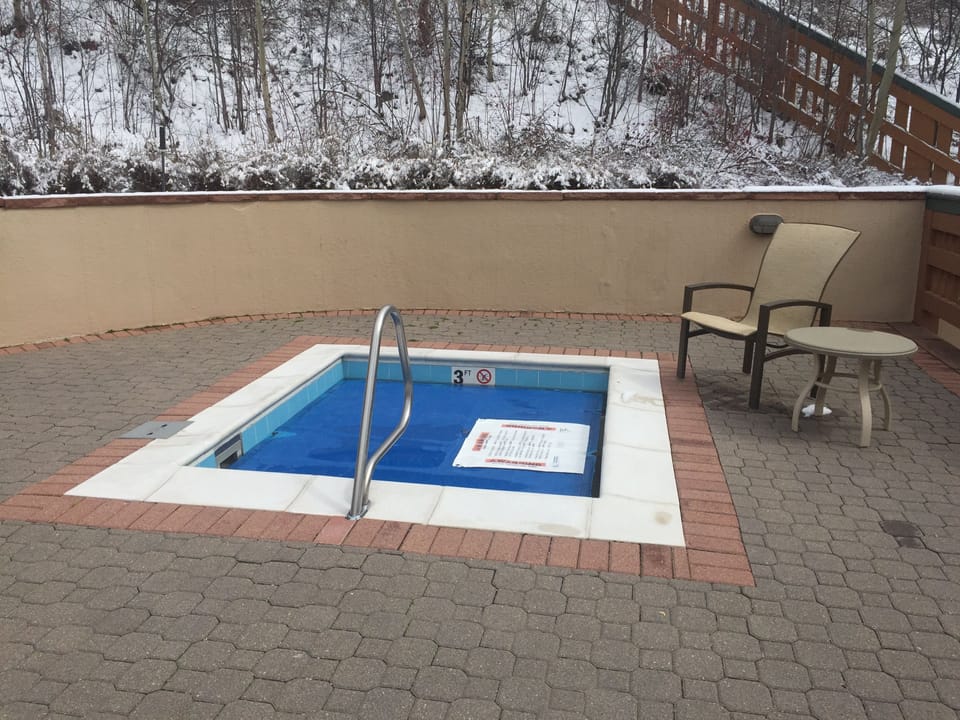 Two hot tubs, each with their own private deck