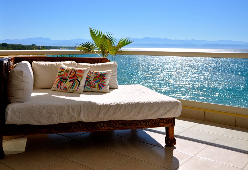 QUEEN SIZE DAY BED!! THE PERFECT SIESTA SPOT