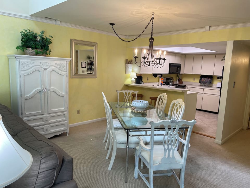 Dining area for 6@ table w/ 2 stools at kitchen bar; open to LR and Kitchen.