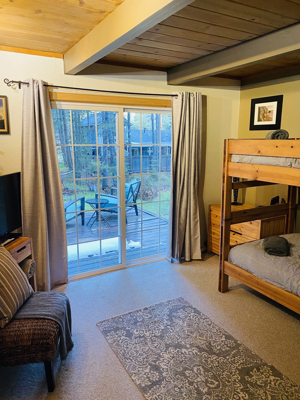 Bunk bed room downstairs, with sliding door and smart tv 